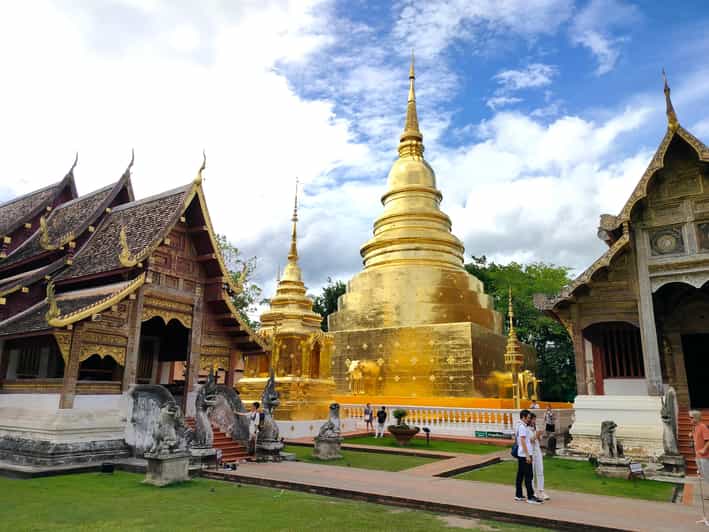 Chiang Mai: Chiang Mai Old City Twilight Walking Tour - Why twilight walking in Chiang Mai feels different
