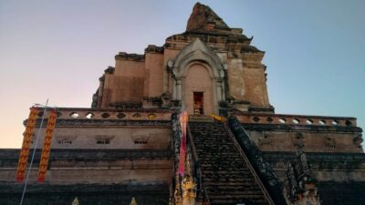 Chiang Mai: Chiang Mai Old City Twilight Walking Tour - Meeting at Wat Phra Singh: where you start and how the tour flows
