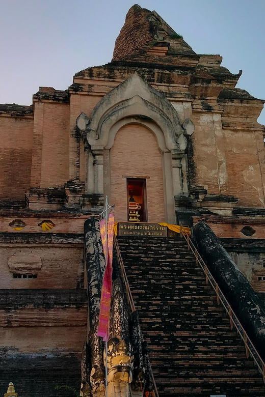Chiang Mai: Chiang Mai Old City Twilight Walking Tour - The Three Kings Monument: tying it all together