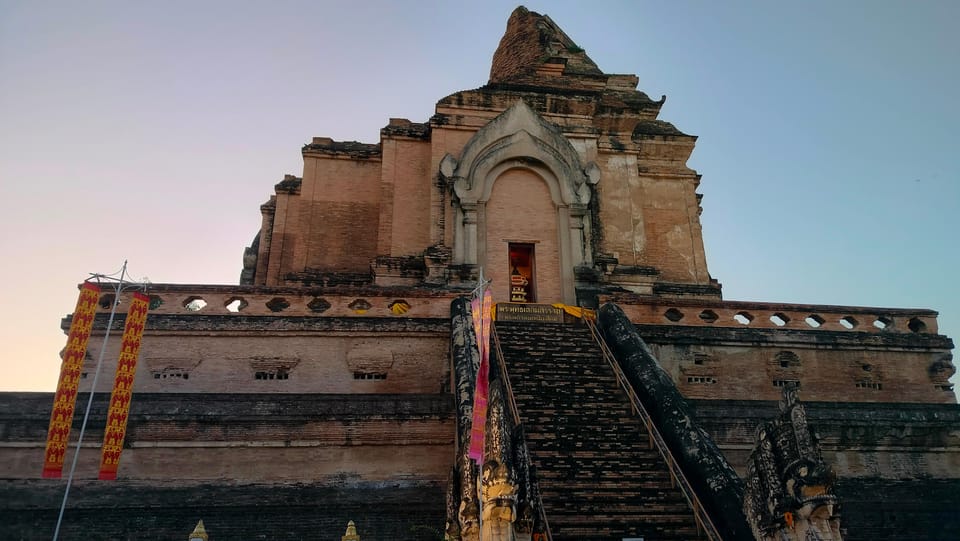 Chiang Mai: Chiang Mai Old City Twilight Walking Tour - Meeting at Wat Phra Singh: where you start and how the tour flows