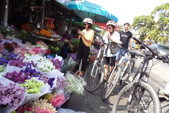 Chiang Mai City Culture Half-Day Cycling Tour - Wat Chedi Luang Varavihara: a powerful first pedal-stop