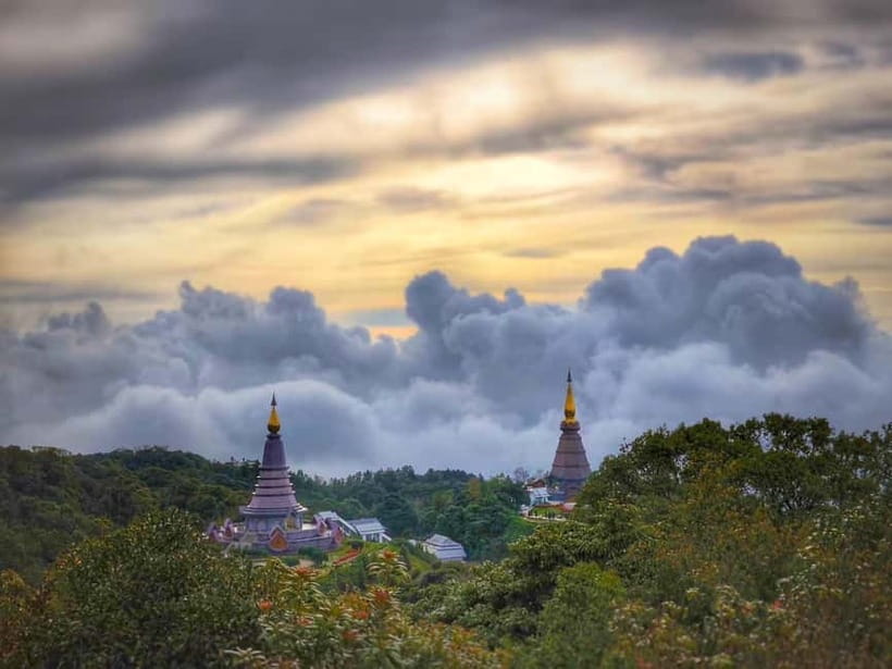 Chiang Mai: Doi Inthanon National Park and Kew Mae Pan Tour - Twin Pagodas with Misty Valley Views (King and Queen Honors)