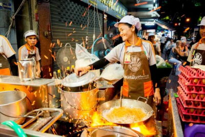 Chiang Mai: Evening Sightseeing and Local Food Guided Tour - Getting Started: Pickup, Safety Briefing, and Night-Walking Reality