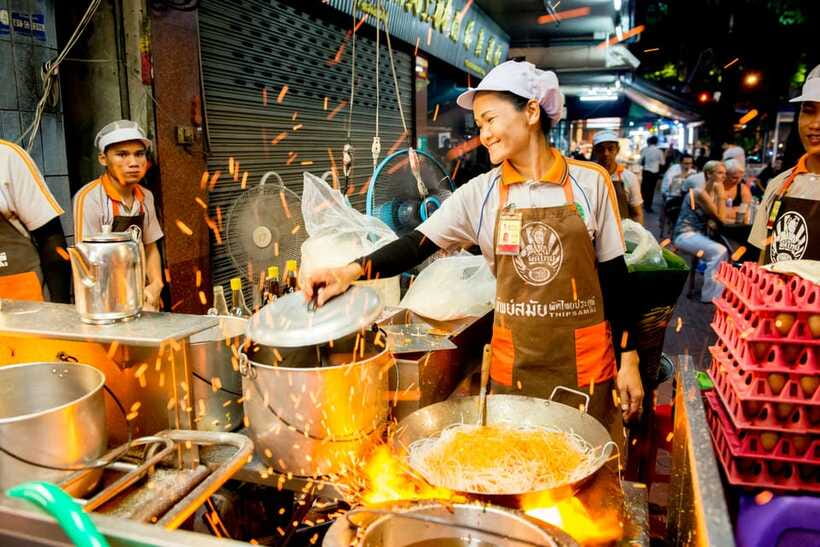 Chiang Mai: Evening Sightseeing and Local Food Guided Tour - Getting Started: Pickup, Safety Briefing, and Night-Walking Reality