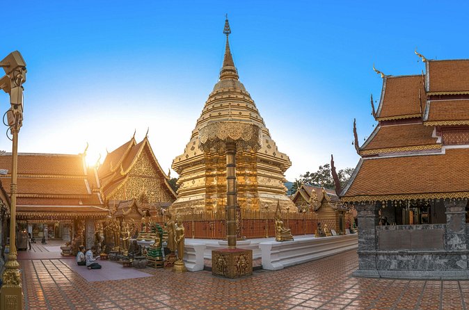 Chiang Mai Iconic Temples and City Tour - Wat Chedi Luang: the old city and the Emerald Buddha connection