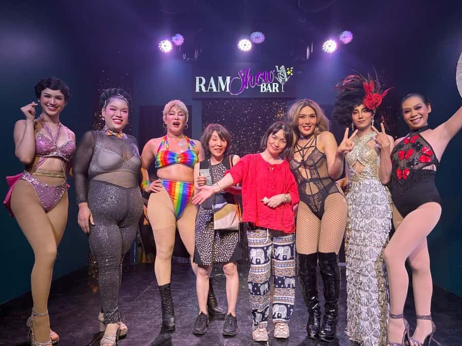 Chiang Mai: Ladyboy Cabaret Show with Dinner and Drinks - The Bar Experience: Drinks Ordered, Meet-and-Greet, Then the Show
