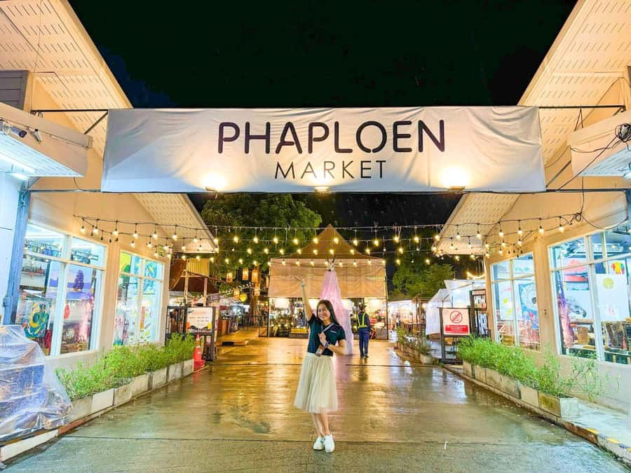 Chiang Mai: Ladyboy Cabaret Show with Dinner and Drinks - The Night Market Stop: Food, Drinks, and Getting Oriented Fast