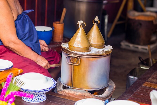 Chiang Mai Michelin Food Walking Tour with Professional Tour Guide - Stop 1: Lung Khajohn Wat Ket for Chiang Mai’s First Street-Food Step