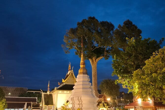 Chiang Mai Old City & Temples 3 hour Twilight Walking Tour - Twilight Timing: Why 5:00 pm Works So Well in Chiang Mai