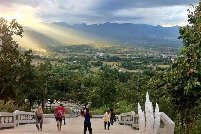 Chiang Mai Pai Full Day Sai Ngam Hot Spring, Pai Canyon, White Buddha, Santichon - Stop 5: Wat Phra That Mae Yen and the White Buddha Climb