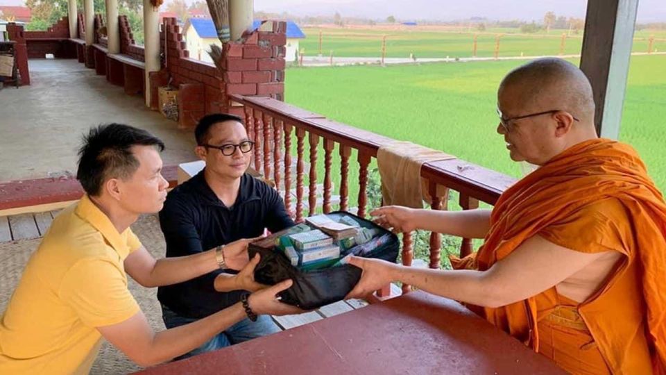 Chiang Mai: Silver Craftwork Temple Tour with Monk Meeting - The Guide and Small-Group Feel: Professional, Flexible, Not Rushed