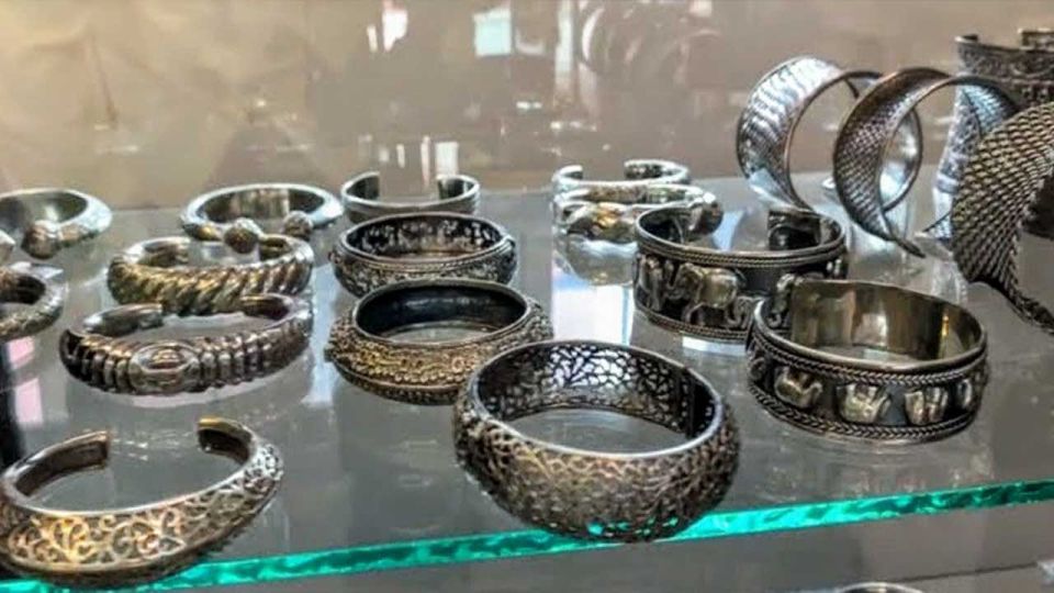 Chiang Mai: Silver Craftwork Temple Tour with Monk Meeting - Practical Temple Tips: Clothing, Shoes, Photos, Umbrella