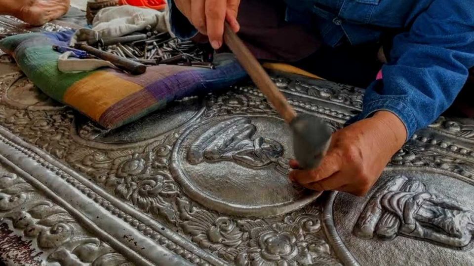 Chiang Mai: Silver Craftwork Temple Tour with Monk Meeting - Wat Suan Dok: A Guided Start and Photo Time in a Lanna Landmark