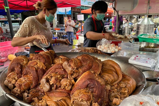 Chiang Mai Street Food Tour by Tuk Tuk with Pick Up - Wat Chedi Luang Varavihara: The Temple That Still Looks Big
