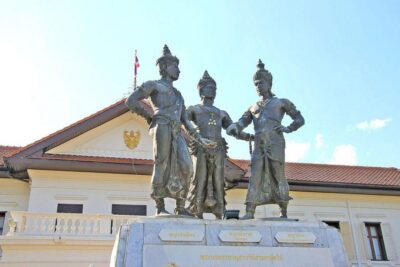 Chiang Mai: Temples and Street Food Night Tour by Tuk Tuk - Pickup and the classic tuk-tuk ride at night
