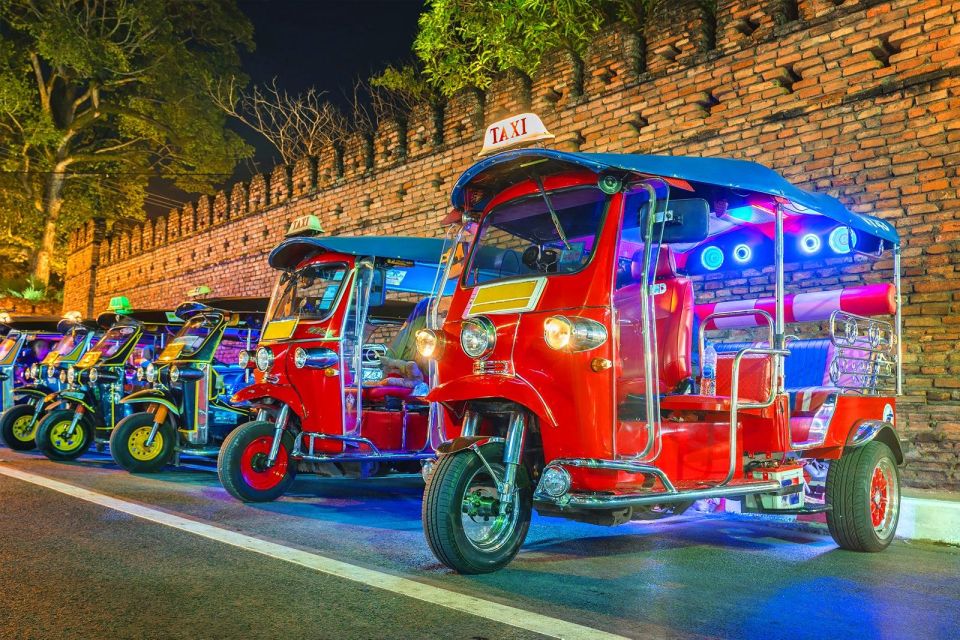 Chiang Mai: Temples and Street Food Night Tour by Tuk Tuk - Mueang Mai and Warorot markets: how to snack like you mean it