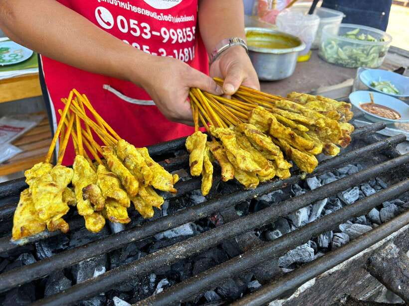 Chiang Mai: Walking Food Tour - Chicken satay with creamy peanut sauce, plus a quick satay reality check