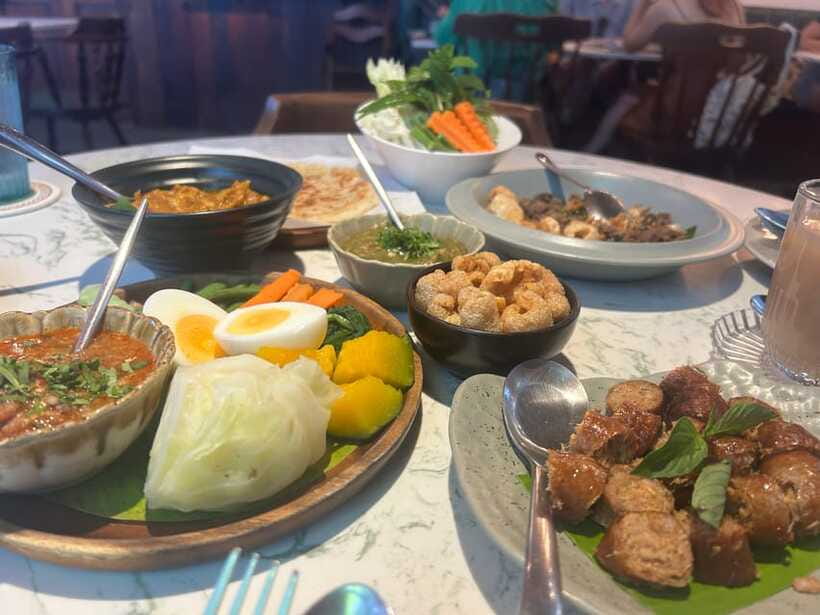 Chiang Mai: Walking Food Tour - Larb moo and sai ua: the Northern Thai flavor wall