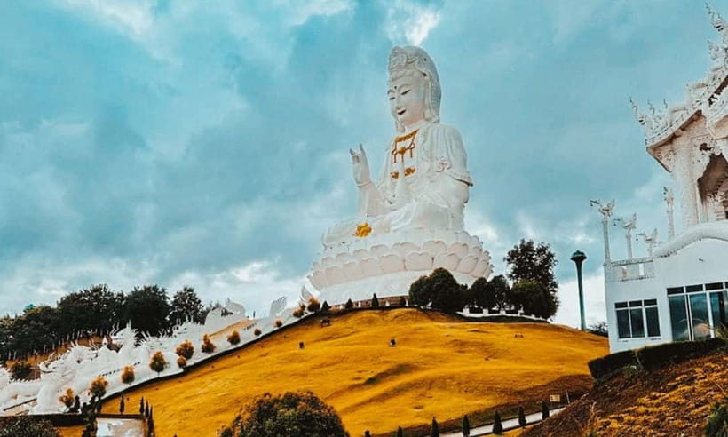 Chiang Mai: White Temple, Blue Temple, and Black House Tour - Lunch Near the White Temple: A View That Changes the Feeling of the Day