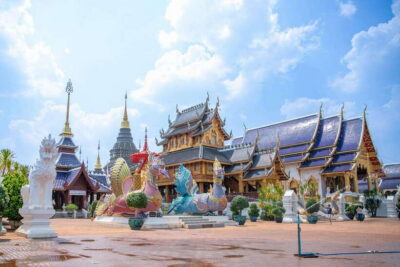 Chiangma: Wat ban den, Blue Temple & Sticky Waterfall. - The guide and small-group pacing: what you gain in just 4 hours