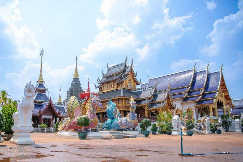 Chiangma: Wat ban den, Blue Temple & Sticky Waterfall. - The guide and small-group pacing: what you gain in just 4 hours