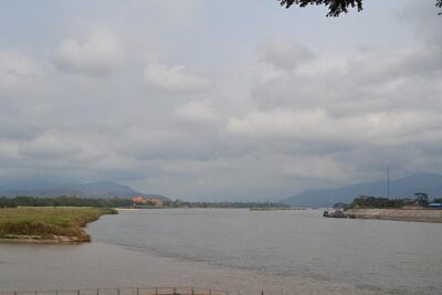 Chiangrai Round Trip Classic Tours 3 Days 2 Nights - Day 1: Chiang Dao Cave, Thaton Lunch, Chiang Saen, and the Golden Triangle