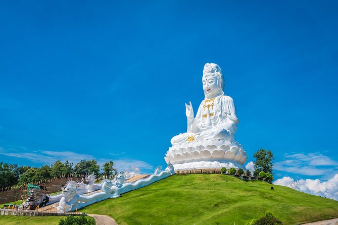 Full Day Chiang Rai 3 Temples White, Blue,Big Bhudha Temples - Longneck Karen Village: cultural time with a clear 30-minute limit