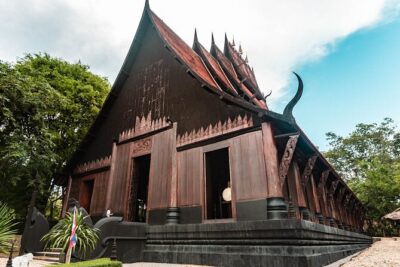 Golden Triangle, White, Black, Blue Temple Full Day Tour From Chiang Mai - Wat Rong Khun (White Temple): dress code and photo strategy