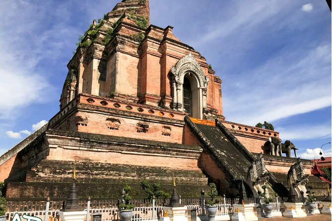 Half day Doi Suthep Temple and city temples (Private tour) - Wat Phan Tao: teak temple details that feel hands-on
