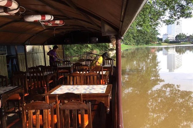 Magical Evening Dinner Cruise on the Ping River - Temple and market sights: how the route adds texture
