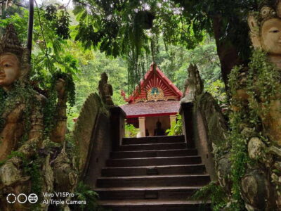 Monk trails hike, Wat Phalat, Monk chanting, Wat Doi Suthep. - The 1-hour holy monks trail walk to Wat Phalat