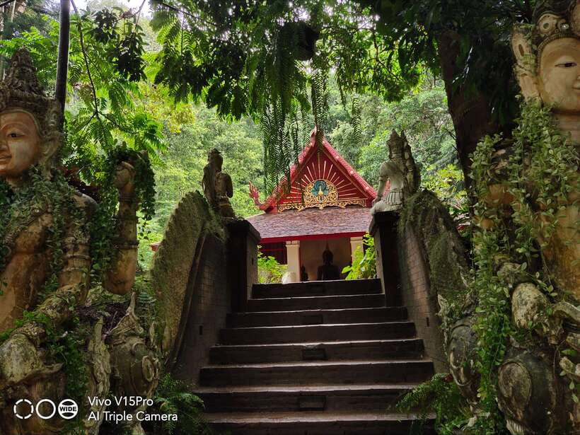 Monk trails hike, Wat Phalat, Monk chanting, Wat Doi Suthep. - The 1-hour holy monks trail walk to Wat Phalat