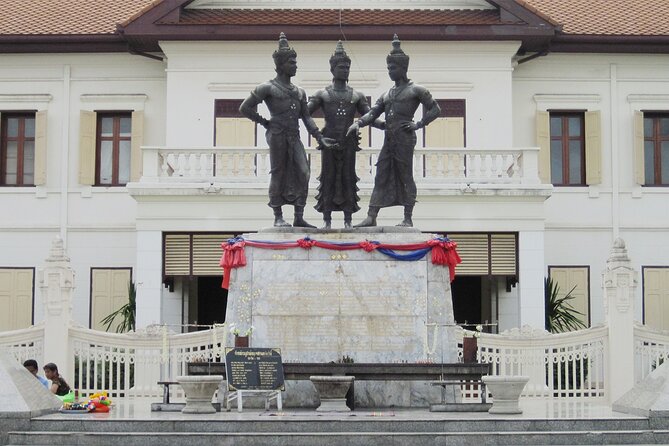 No.1 Chiang Mai: Historical City Bike Tour - Market stops and lunch that keeps your legs moving