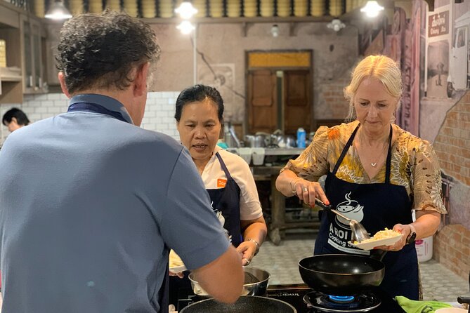 Northern Thai Cooking Experience in Chiangmai - The warm start: chili dipping sauce, fried snacks, and an herbal drink