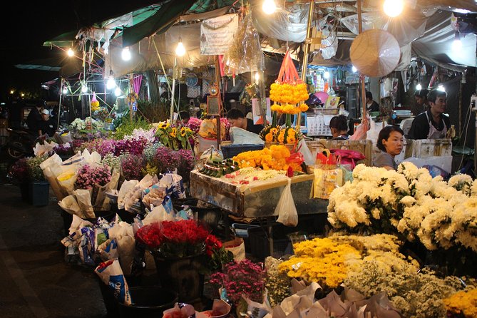 Private Evening! Crisscross Chiang Mai's Night by the classic Tuk Tuk - Stop 1: Wat Suan Dok and the calm start to your night