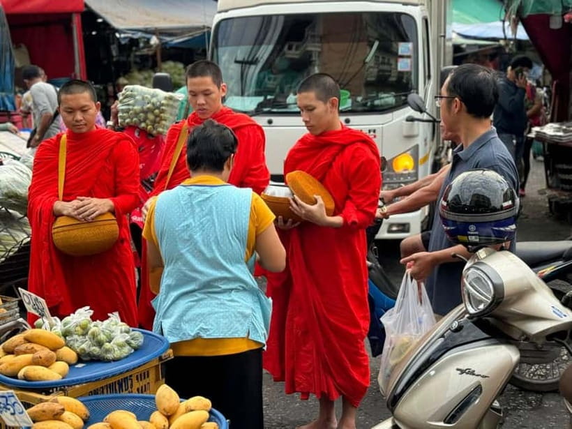 Walk With Monks Collecting Alms(meeting point maybe change) - Early Chiang Mai: Why the 5:45 AM start matters